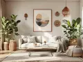 Przytulny salon w stylu scandi boho z dużą ilością zielonych roślin, jasną sofą, plecionymi dodatkami i abstrakcyjnym obrazem na ścianie.