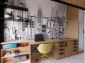 Pokój nastolatka inspiracje: biurko z laptopem, żółte krzesło i regał na tle ściany z rysunkiem miasta.