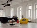 Nowoczesny salon z meblami w stylu bauhaus. Co to za styl? Proste formy, funkcjonalność i minimalizm.