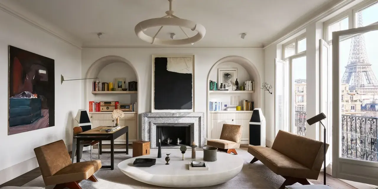 Nowoczesny salon z widokiem na Wieżę Eiffla, gdzie **styl paryski we wnętrzach** łączy się z minimalistycznym designem, tworząc elegancką przestrzeń.