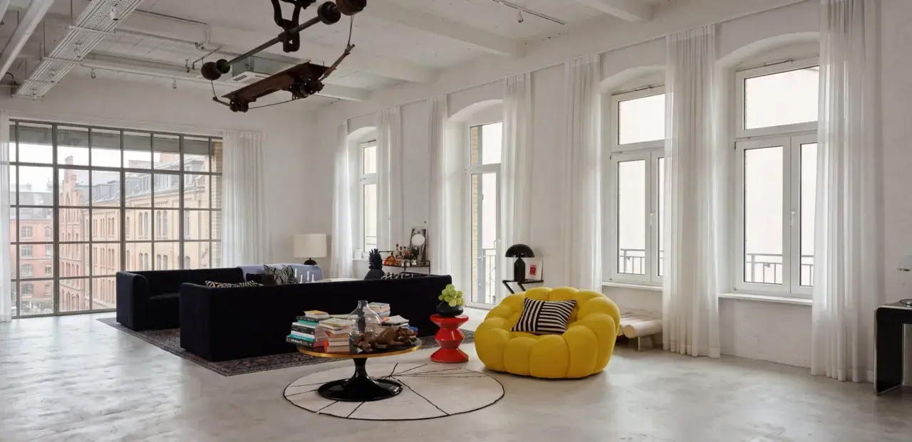 Nowoczesny salon z meblami w stylu bauhaus. Co to za styl? Proste formy, funkcjonalność i minimalizm.