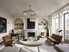 Nowoczesny salon z widokiem na Wieżę Eiffla, gdzie **styl paryski we wnętrzach** łączy się z minimalistycznym designem, tworząc elegancką przestrzeń.