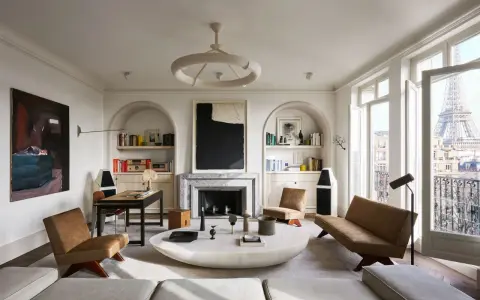 Nowoczesny salon z widokiem na Wieżę Eiffla, gdzie **styl paryski we wnętrzach** łączy się z minimalistycznym designem, tworząc elegancką przestrzeń.