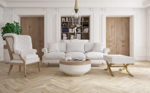 Elegancka sztukateria w nowoczesnym salonie podkreśla jasne meble i drewniane drzwi.