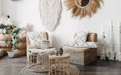 Przytulne styl boho mieszkanie z wiklinowymi meblami, makramą na ścianie i roślinami.