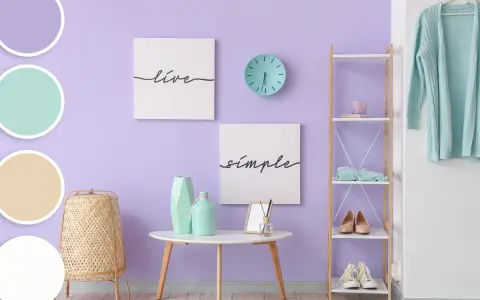 Ściana w kolorze liliowym, ozdobiona obrazkami z napisami "live" i "simple". Na stoliku wazony, obok regał z butami i swetrem.