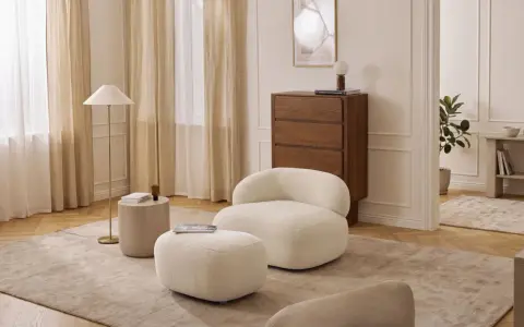 Miękkie meble w kolorze waniliowym tworzą przytulną atmosferę. Wnętrze rozświetlają jasne zasłony i elegancka lampa.