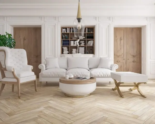 Elegancka sztukateria w nowoczesnym salonie podkreśla jasne meble i drewniane drzwi.