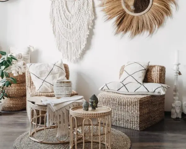 Przytulne styl boho mieszkanie z wiklinowymi meblami, makramą na ścianie i roślinami.