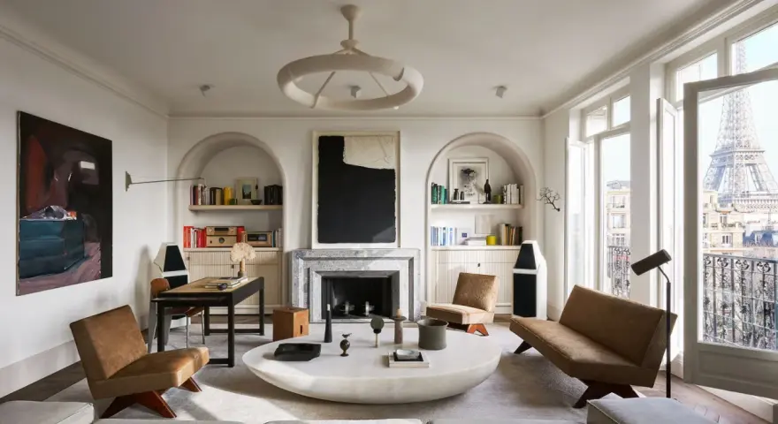 Nowoczesny salon z widokiem na Wieżę Eiffla, gdzie **styl paryski we wnętrzach** łączy się z minimalistycznym designem, tworząc elegancką przestrzeń.