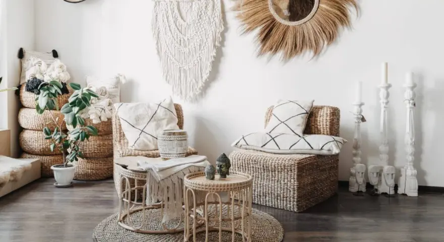 Przytulne styl boho mieszkanie z wiklinowymi meblami, makramą na ścianie i roślinami.