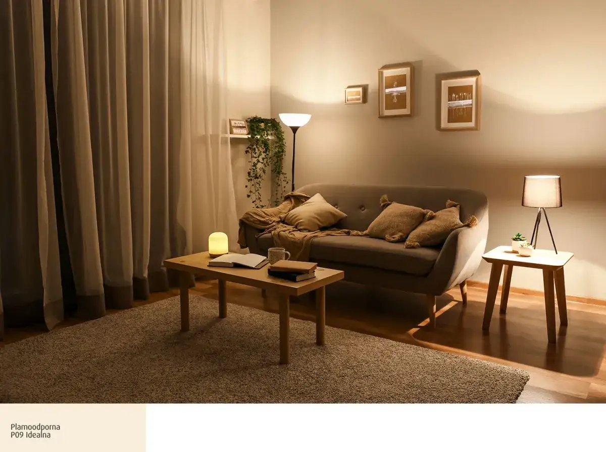 Przytulny salon z kanapą, stolikiem i dywanem. Ciepłe kolory ścian tworzą relaksującą atmosferę.
