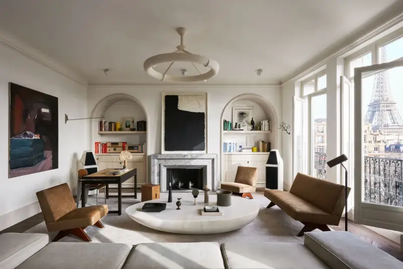 Nowoczesny salon z widokiem na Wieżę Eiffla, gdzie **styl paryski we wnętrzach** łączy się z minimalistycznym designem, tworząc elegancką przestrzeń.